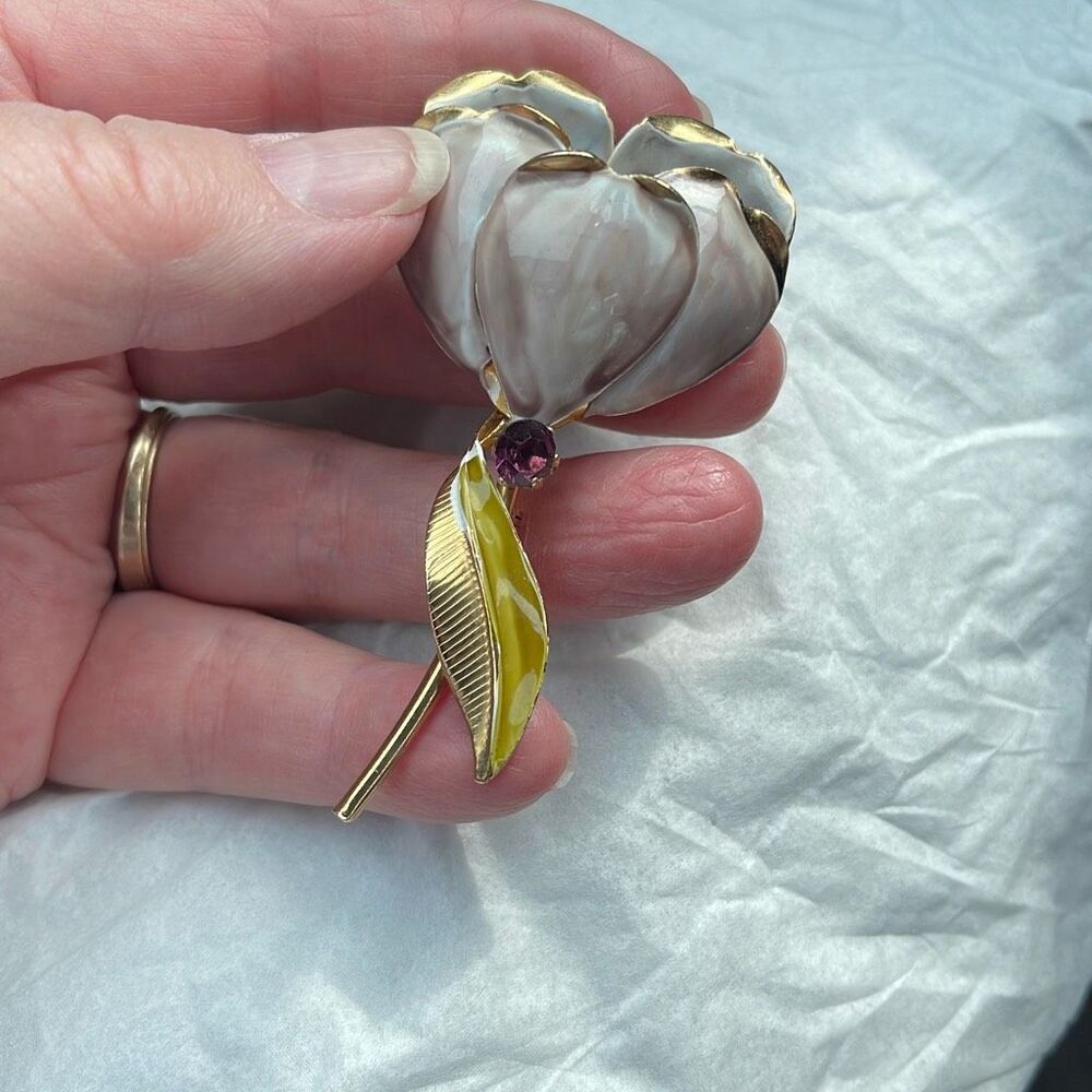 Vintage enamel metal puffed flower brooch. - Picture 4 of 9